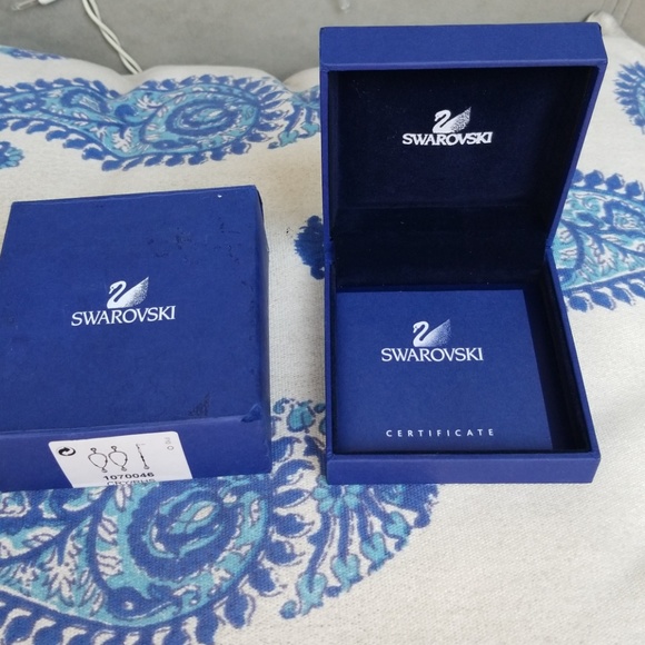 🎁Swarovski Crystal 8 CMA earrings - Great Gift! - Picture 3 of 3